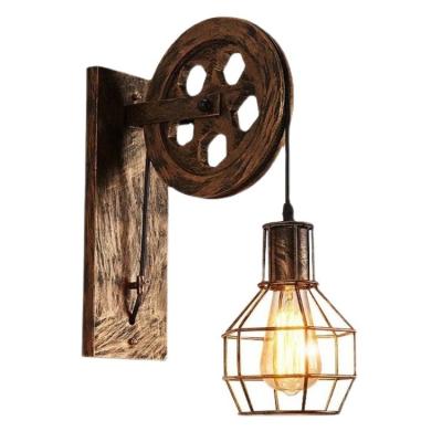 Cina Rustic Iron Lantern Cage Wall Sconce for American Retro Wood Wall Light and Industrial Vintage Wheel Lamp in Restaurant Home Decor in vendita