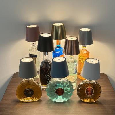 Cina Battery-Powered Metal Shade Modern Wine Bottle Lamp Kit Transform Your Empty Bottles into Blue Cone Shade Night Lights in vendita