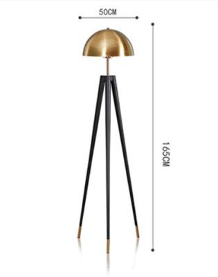 中国 Iron Gold Tripod Floor Light for Hotel Room 30000 Hours Lifespan and Modern Style 販売のため