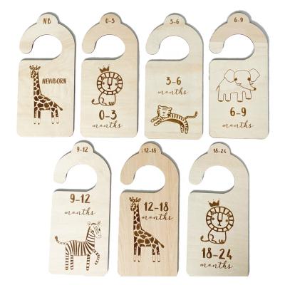 China 7Pcs Wooden Wooden Baby Closet Dividers Labels for Newborn to 24 Months Cartoon Animals Printed Infants Clothes Organizer Nursery Decor for sale