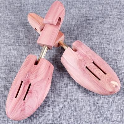 China Insert Into Shoes LM020C Adjustable Natural Aromatic Cedar Wood Shoe Tree Wholesale for sale