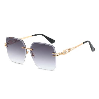 China Fashion sunglasses 2019 popular style fashion metal frame sunglasses for woman 13.9X15.8X5.7CM for sale