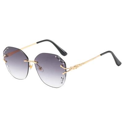 China Fashion Sunglasses Style Trendy Metal Frame Material Sunglasses for Unisex Women and Men for sale