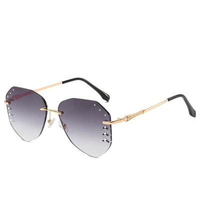 China Trendy Fashion Sunglasses Style Metal Frame Sunglasses for Unisex Women and Men for sale