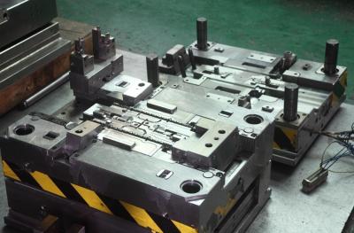 China 2 Cavity Custom Plastic Hot Runner Injection Molding Hot for sale