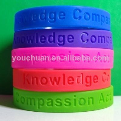 China La pulsera translúcida de la banda de la goma de silicona, abulta las pulseras personalizadas del silicón de los deportes en venta