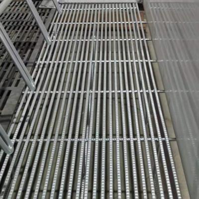 China Hot Galvanized Durable Triangular Pig House Steel Flooring For Pig Crates Pig Farrowing Flooring for sale