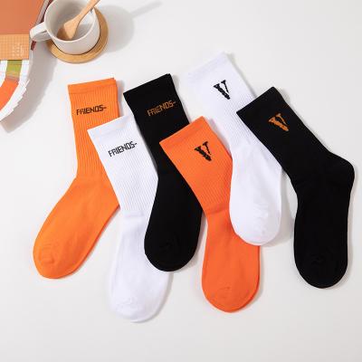 China QUICK DRY Friends Mens Sports Socks Hip Hop Skateboard Fancy Letters V Letters Cotton Comfortable Men Sports Socks for sale