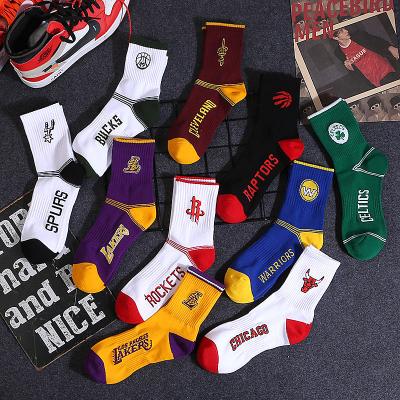 China Fashion Novelty QUICK DRY Hot Selling Trendy Basketball Sports Socks Popular Soft Cotton Men's Sports Socks for sale