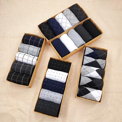 China Wholesale Hot Sale QUICK DRY Gifts Box Man Bangs Fashion Plaid Solid Color 5 Pairs Gifts Box Breathable Cotton Business Men Socks for sale