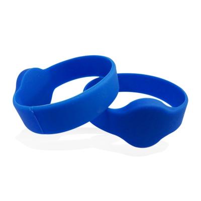 China New design silicone wristband waterproof/waterproof hot selling silicone wristband with logo for advertising. for sale