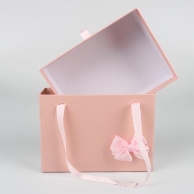 Chine Logo personnalisé Boîte cadeau en carton rose avec ruban rose Boîtes cadeau de luxe à vendre