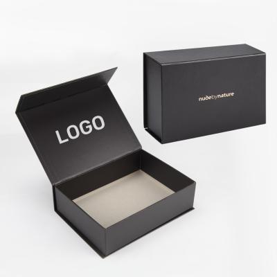 Chine Logo personnalisé Livre noir en forme de boîte cadeau magnétique Package en carton rigide pour les cosmétiques à vendre