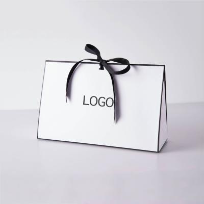 China Logotipo personalizado Bolsas de compras de lujo Bolsas de regalo de cartón Bolsa de embalaje de papel con arco de cinta en venta