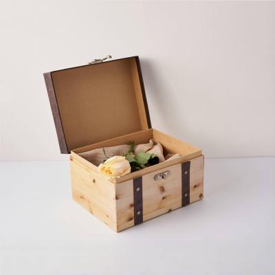 China Cajas de regalo de madera de lujo de gran capacidad con tapa de madera, cajas de almacenamiento con cerradura en venta