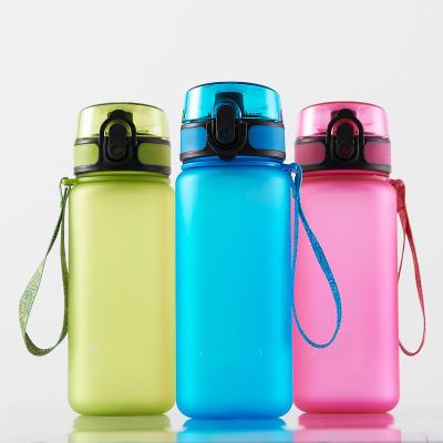 China 2020 Wholesale Plastic One Touch Tritan Viable Sports Bottle With Logo Frosted Bounce Plastic Sports Water Bottle for sale