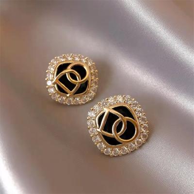 China CLASSIC Wholesale Fashion Elegant Letter Logo Stud Earrings For Women Brand Luxury Ear Jewelry 2022 Designer for sale