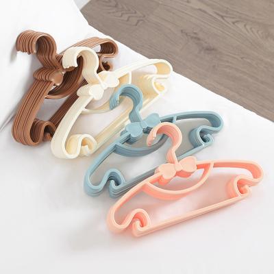 China Windproof Baby Clothing Organizer Coat Hanger Kids Anti Slip Children Clothes Hanger Newborn Non-Slip Plastic Display Hangers for sale