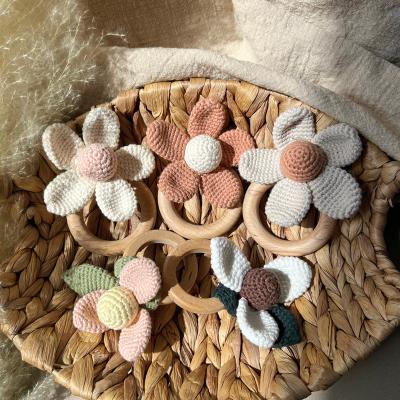 China Soft New Product Ready To Ship Cotton and Nature Teething Ring Crochet Baby Developmental Toy Organic Wooden Flower Daisy Rattle for sale