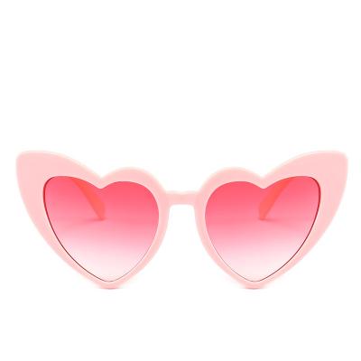 China Fashion Sunglasses 2022 New Bride Sunglasses Wholesale Fashion Peach Heart Shaped Shades Sunglasses for sale