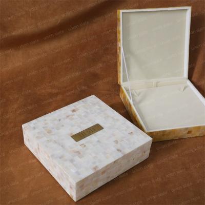 China Luxury Romantic Natural Pearlescent Engagement Necklace Box Pendant Packaging Jewelry Box Gift Box for sale