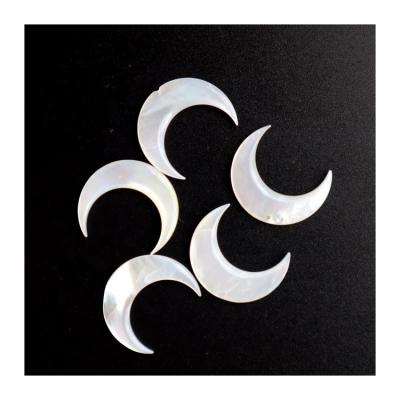 China Europe Moon Wholesale Natural White Shell Pearl Shell Pendant Jewelry for sale