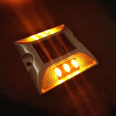 China Heavy Duty LED Road Solar Stud Road Markers Flashing Led Crysopost Lights Aluminum Crysopost Reflector Solar Road Stud for sale