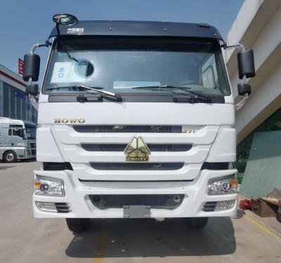 Chine Camion de mélangeur de ciment portable avec châssis et pneus Sinotruk mélangeur de béton à carburant diesel à vendre