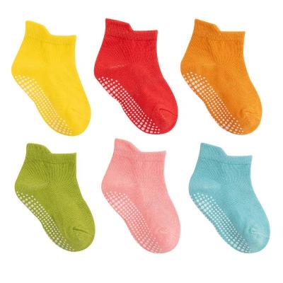 China Wholesale Sporty Baby Non Slip Bumps Pack With Handles Neutral Organic Cotton Socks For Infants Little Girls Boys for sale