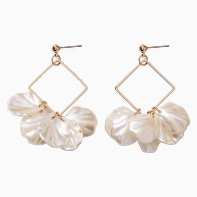 China Handmade High Quality Popular Shell Jewelry Assorted Sea Shell Earrings Female Gold Pearl Earrings for sale