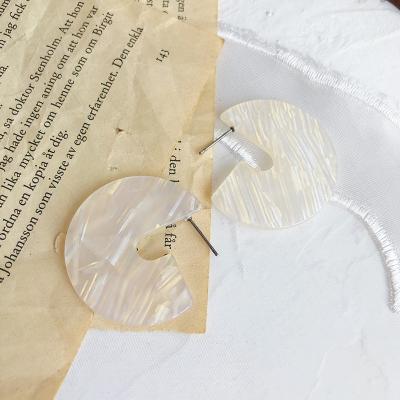 China Wholesale Fashion Flower Acetate Cellulose Acetate Geometry Cshape Acrylic White Stud Earrings Big Flower Earrings for sale