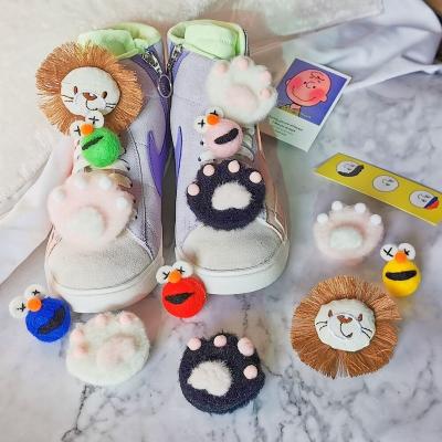 China Cute Shoe Charm 3D Design Cat Claw Summer Canvas Shoes Lace Buckle Accessories Felt Frog Brooch For Clothing for sale