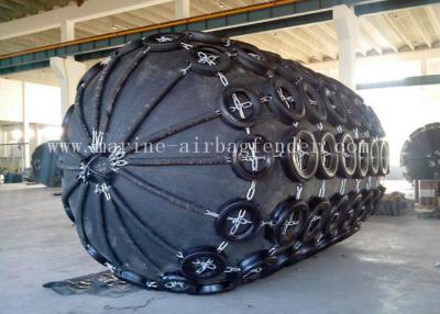 China Defensas de goma llenadas gas negro de Pneuamtic para la protección que atraca de la nave en venta