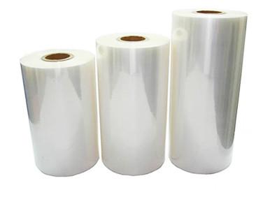 China 30 micrómetros 40 micrómetros 50 micrómetros Película contraída por soplado de PVC, Rollo contraído por calor transparente, Película contraída de plástico para botellas de bebida en venta