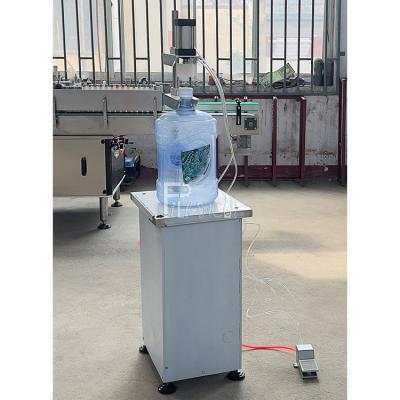 China Botella plástica automática 3 galones 5 galones equipo de la máquina del agua embotellada de 20 litros que capsula para la máquina de rellenar del galón en venta