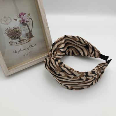 China New Retro Fashion Wide Brim Cross Link Hair Circle Leopard Temperament Headband Wash Face Pressure Hair Headdress for sale