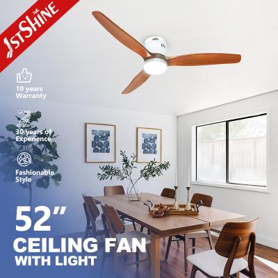 Cina Legno Massello Interiore Lamette Flush 52 pollici ventilatore di soffitto con luce e telecomando in vendita