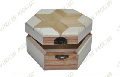 China Cajas de regalo de madera sólidas hexagonales para la joyería que empaqueta con el espejo del interior en venta