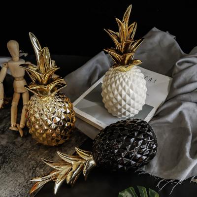 China Creative Home Wedding Gift Golden Room Soft Decoration Art Decor Nordic Light Luxury Resin Pineapple Living Room Porch Model for sale