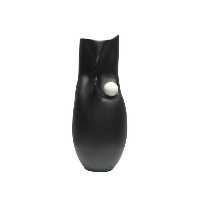 China Contemporary Modern minimalist, luxurious and creative white and black irregular resin flower vases and tabletop decorations for sale