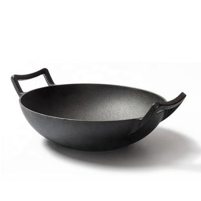 China Pan Traditional 14 Inch Wok Pre-Seasoned Durable Cast Iron Wok Non-Stick Wok With Wood Lid for sale