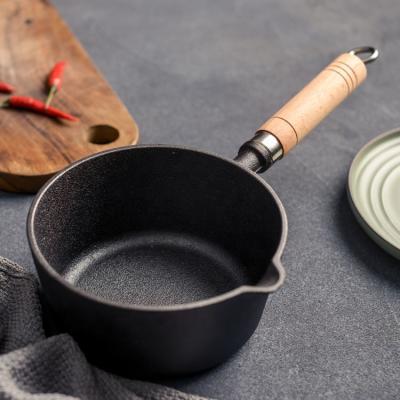 China Factory Supply Modern Cast Iron Pre-Seasoned Saucepan With Wooden Handle for sale