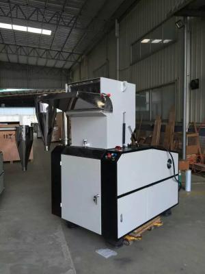 China máquina machacante auxiliar plástica de la trituradora 500-700kg/hr del ruido plástico insonoro de /low en venta