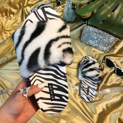 China Fashion Trend Black and White Leopard Print Lady Flip Flop Flat Slippers for sale