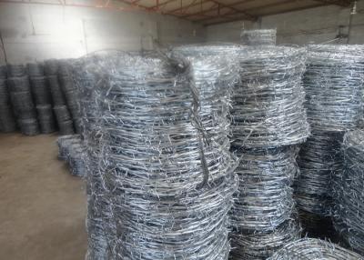 China alambre de púas de alta resistencia galvanizado sumergido caliente de 1000m m SWG14x14# en venta