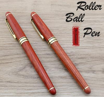 Cina Red Sandalwood Luxury Roller Ball Pen 0.5mm Business Roller Pen con accessori in oro in vendita