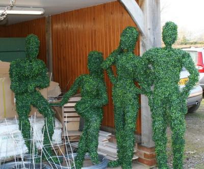 China Glass Customized Wire Topiary Frame Artificial Grass People for sale