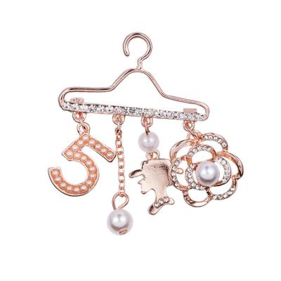 China Fashionable Hanger Shape Digital Pearl Pin Alloy Rhinestone Five Character Brooches For Gift for sale