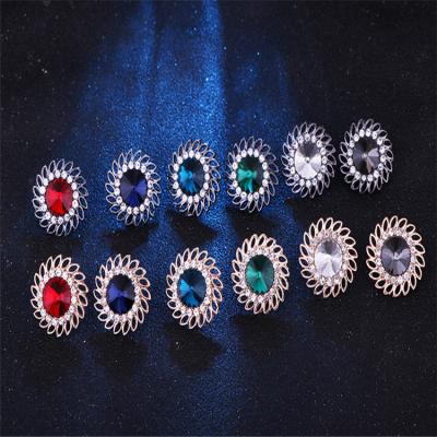 China Wholesale Retro Korean Luxury Fashion Swirl Hollow Brooch Pins Metal Corsage Shirt Buckle Brooches for sale