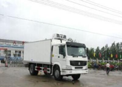 China Pequeño camión refrigerado de 6 ruedas, camión de reparto del congelador del transporte de la comida de 4X2 110 HP en venta